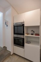 Frigobar, microondas, horno, placa de cocina