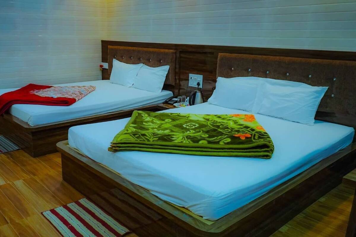 Chambre quadruple Standard, vue sur le lac | Rideaux dâobscurcissement, fer et planche Ă repasser