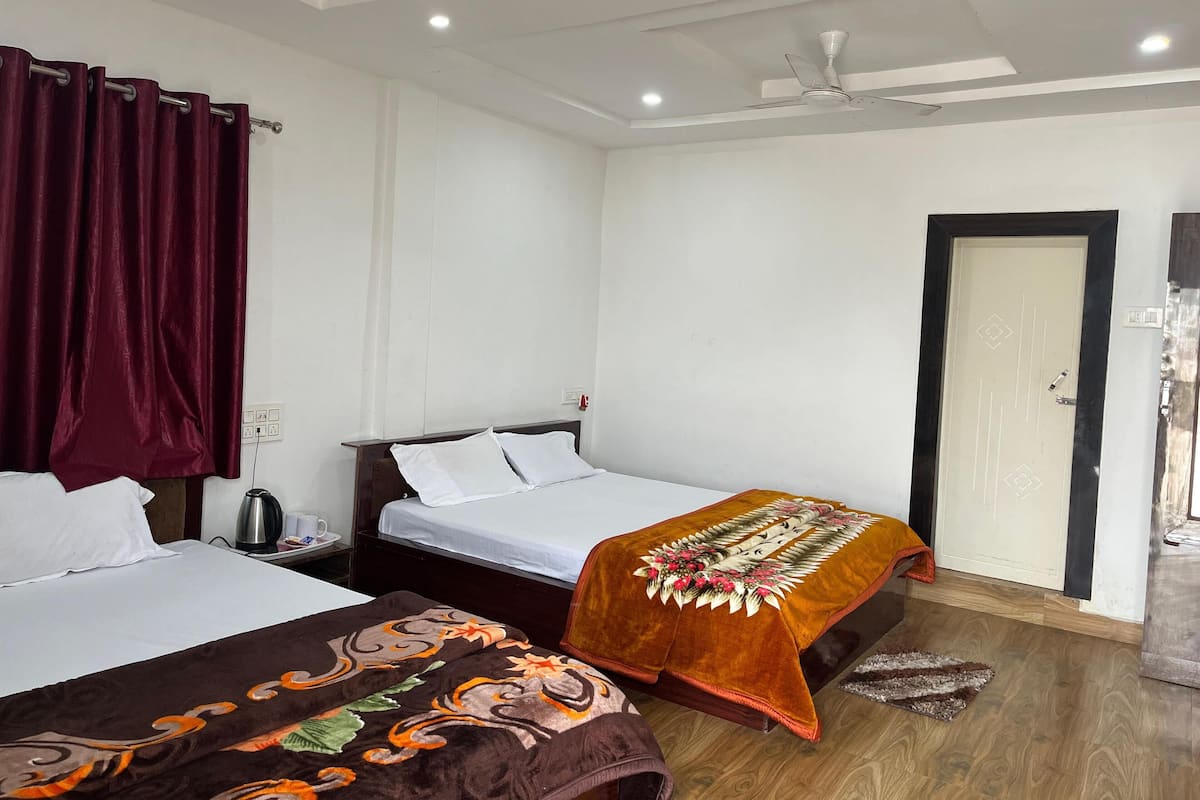 Chambre quadruple, fumeur | Rideaux dâobscurcissement, fer et planche Ă repasser