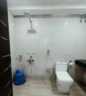 Kamar Quadruple Deluks, Boleh Merokok, pemandangan danau | Kamar mandi | Shower, pengering rambut, sandal, dan handuk