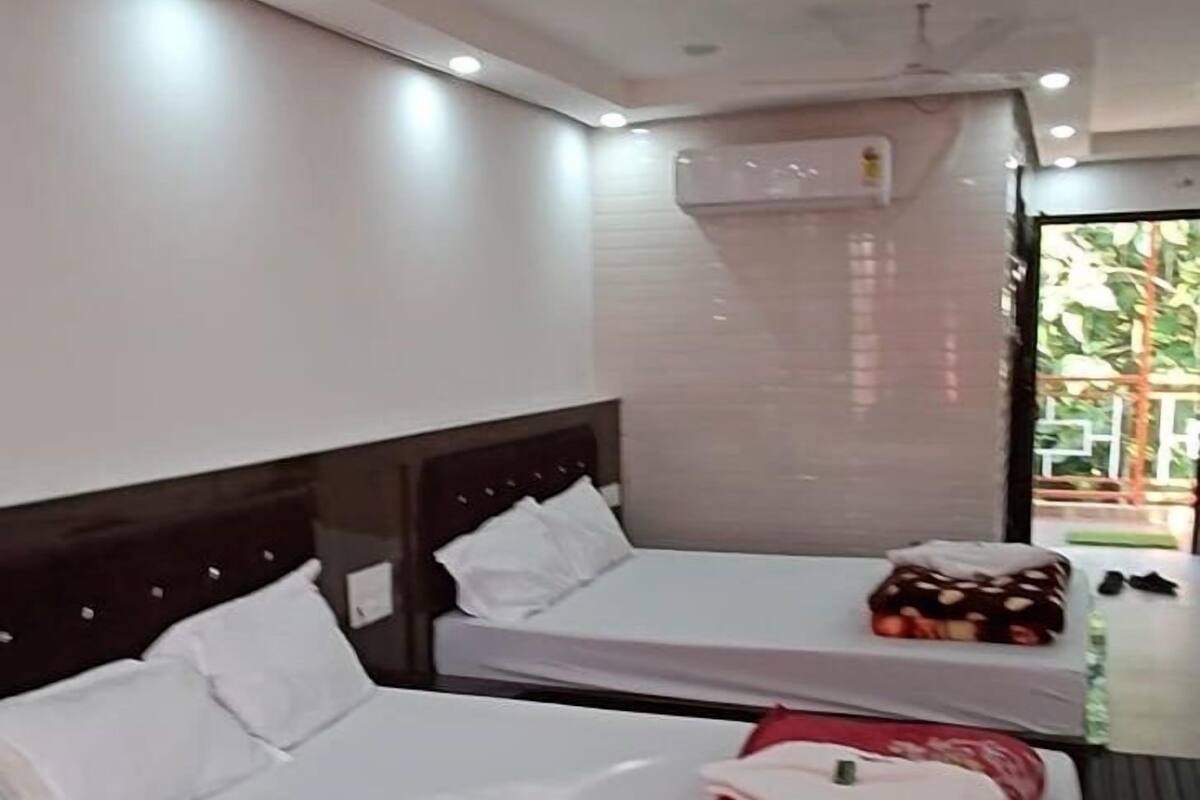 Chambre quadruple Standard, vue sur le lac | Rideaux dâobscurcissement, fer et planche Ă repasser