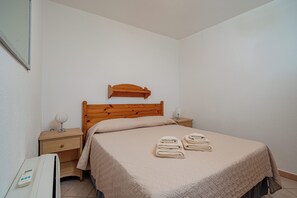 Apartment, 2 Bedrooms, Sea Facing | 2 bedrooms, premium bedding, blackout drapes, iron/ironing board - Casa Donatella (Orosei)