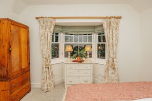 4 makuuhuonetta, silitysrauta/-lauta, ilmainen Wi-Fi, vuodevaatteet