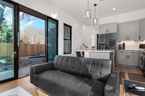 Televisión y oficina 