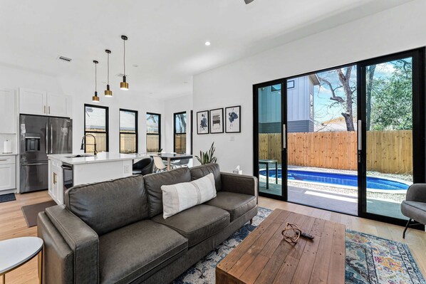 Televisión y oficina 