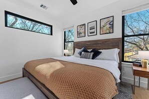 5 habitaciones, escritorio, tabla de planchar con plancha y wifi