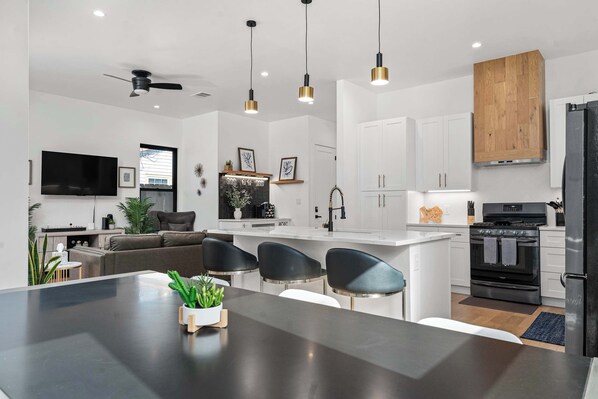 冷蔵庫、電子レンジ、オーブン、コンロ