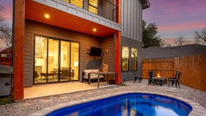 A modern house with a swimming pool, outdoor seating, and a fire pit. - Downtown ATX - Unit A | Modern Home | Pool (Austin)