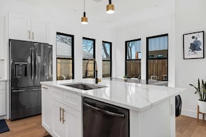 冷蔵庫、電子レンジ、オーブン、コンロ