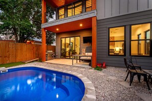 Outdoor dining - Downtown ATX - Unit A | Modern Home | Pool (Austin)