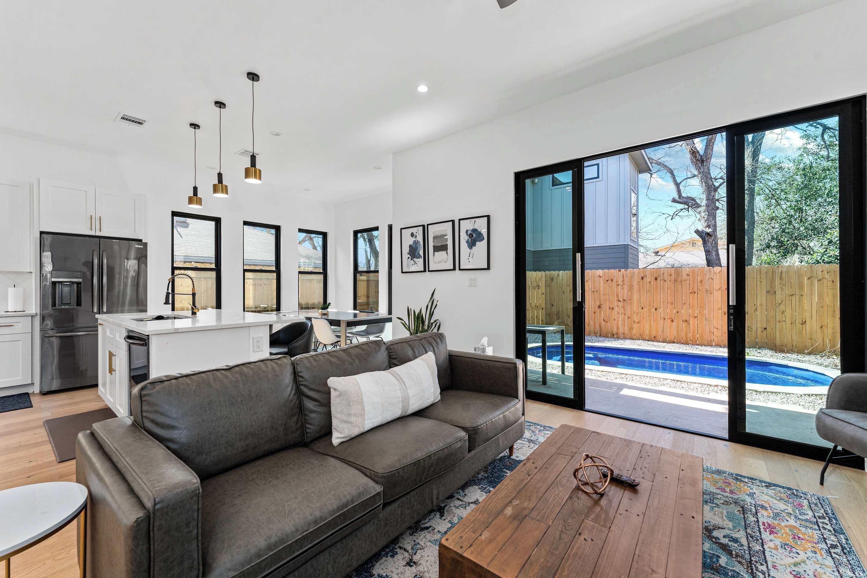 Televisión y oficina 