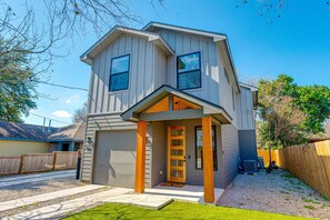 Exterior - Downtown ATX - Unit A | Modern Home | Pool (Austin)