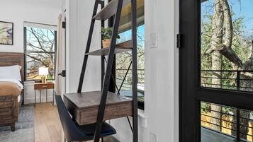 2 bedrooms, desk, iron/ironing board, WiFi