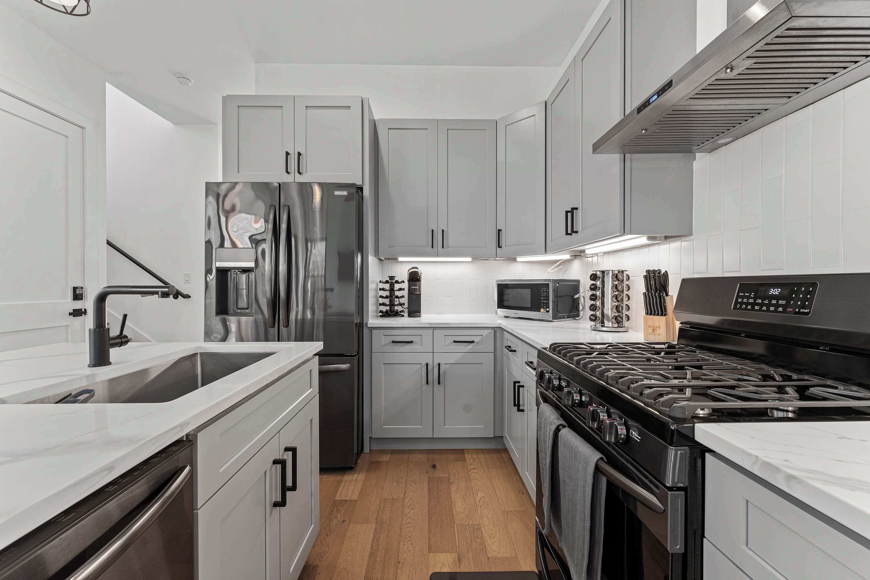 Refrigerador, microondas, horno y parrilla de estufa 