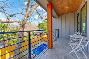 Outdoor dining - Downtown ATX - Unit B | Retreat | Pool (Austin)