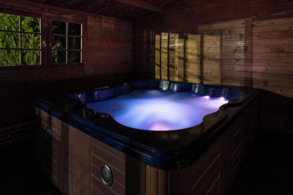 Indoor spa tub