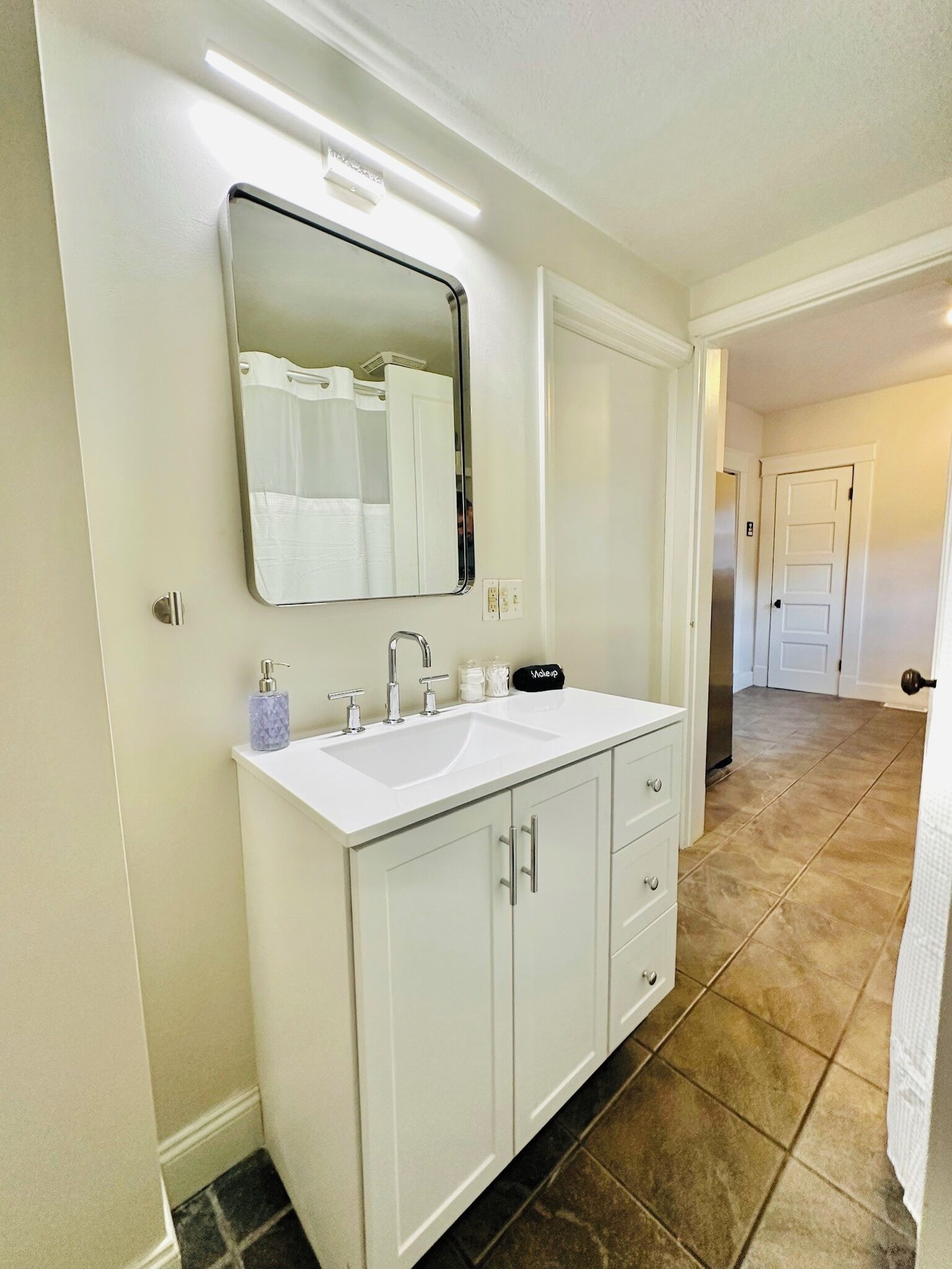 Sèche-cheveux, serviettes fournies