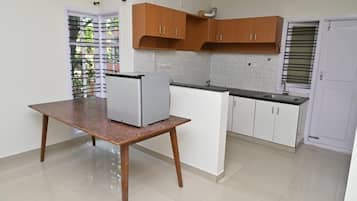 Classic Apartment, 1 Bedroom, Balcony, City View | Private kitchen | Fridge, microwave, stovetop, cookware/dishes/utensils