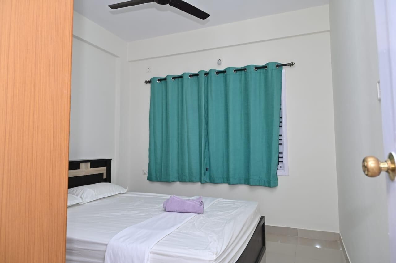 Comfort appartement, 2 slaapkamers, balkon, uitzicht op de stad | Een kluis op de kamer, een bureau, een laptopwerkplek