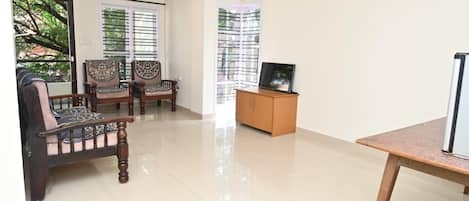 Comfort Apartment, 2 Bedrooms, Balcony, City View | Living area