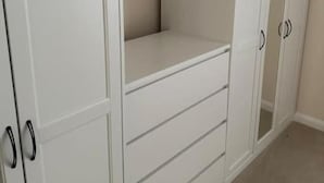 A room with a white wardrobe, a small desk, and a mirror cabinet. - Cosy Birmingham Retreat Near City Centre, Airport (Birmingham)