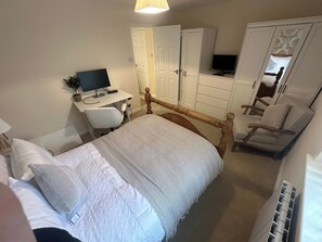 A bedroom with a bed, a desk with a computer, a chair, and a wardrobe. - Cosy Birmingham Retreat Near City Centre, Airport (Birmingham)