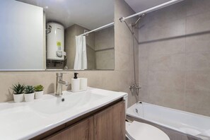 Dusj, hårføner og håndklær