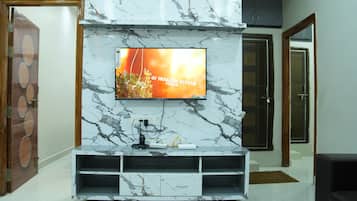 Family Studio, Balcony, City View | Ruang tamu | TV skrin rata