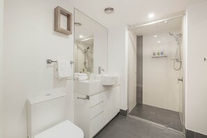 Douche, sèche-cheveux, serviettes fournies, shampoing