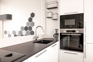 Luxury Penthouse, City View | Private kitchen