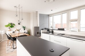 Penthouse de lujo, vista a la ciudad | Cocina privada | Refrigerador con congelador, microondas, horno y lavavajillas 