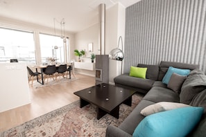 Living area - 2ndhomes Stunning Penthouse with Sauna (Helsinki)