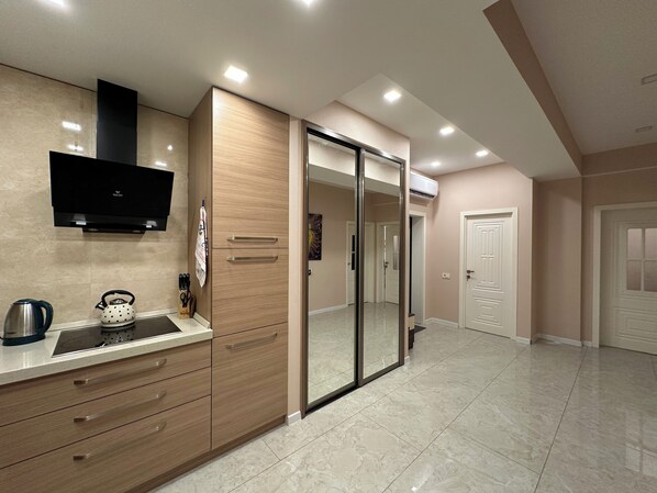 Private kitchen - Charming 2-bedroom apartment in brilliant Bakı with AC, WiFi (Bakı)