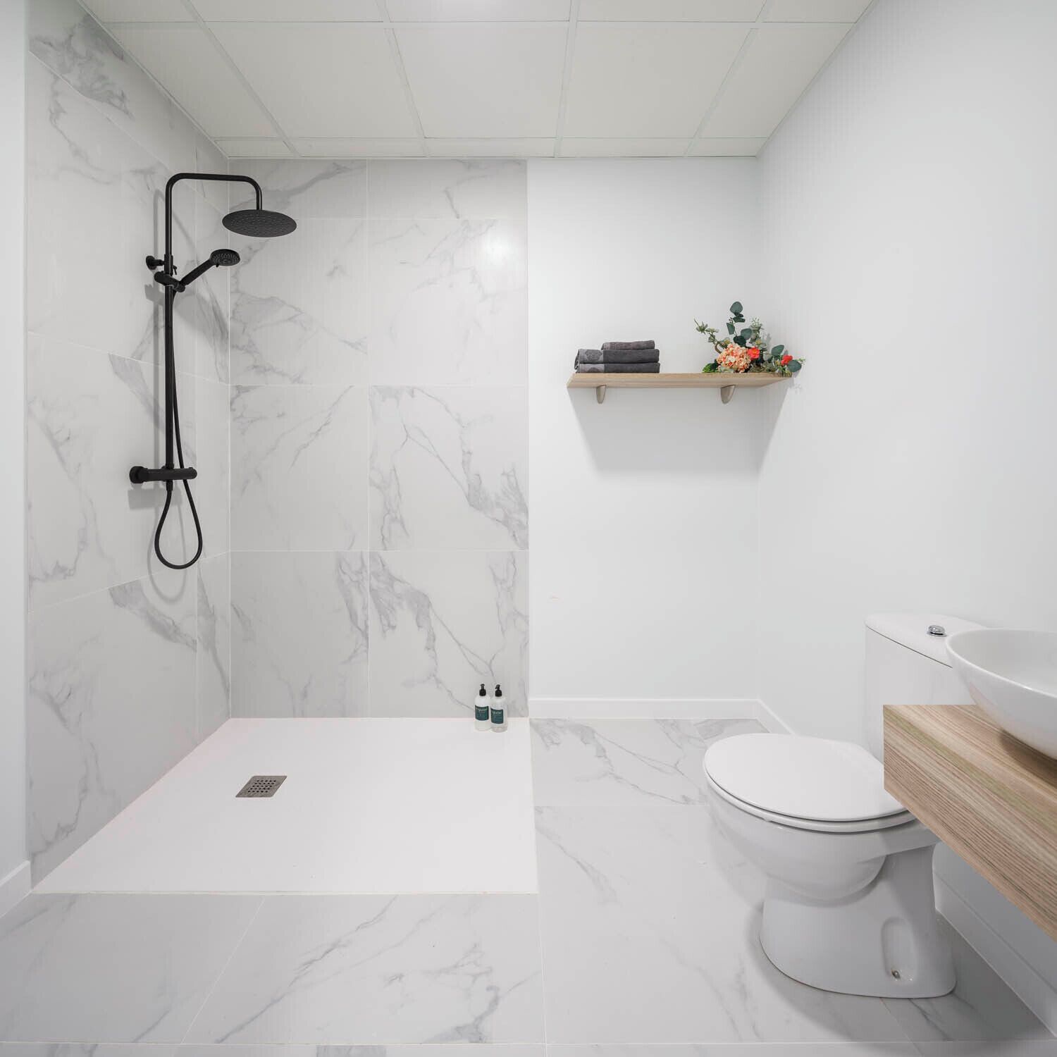 Een douche, een haardroger, handdoeken, zeep