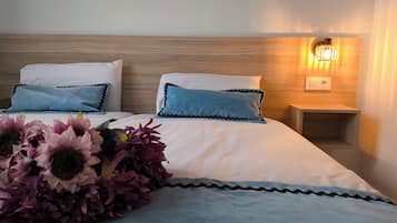 Apartamento, 1 habitación, terraza | Espacio para trabajar con un portátil y tabla de planchar con plancha