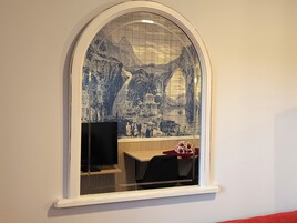 Espacio para trabajar con un portátil y tabla de planchar con plancha