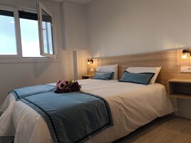 Apartamento, 1 habitación, terraza | Espacio para trabajar con un portátil y tabla de planchar con plancha