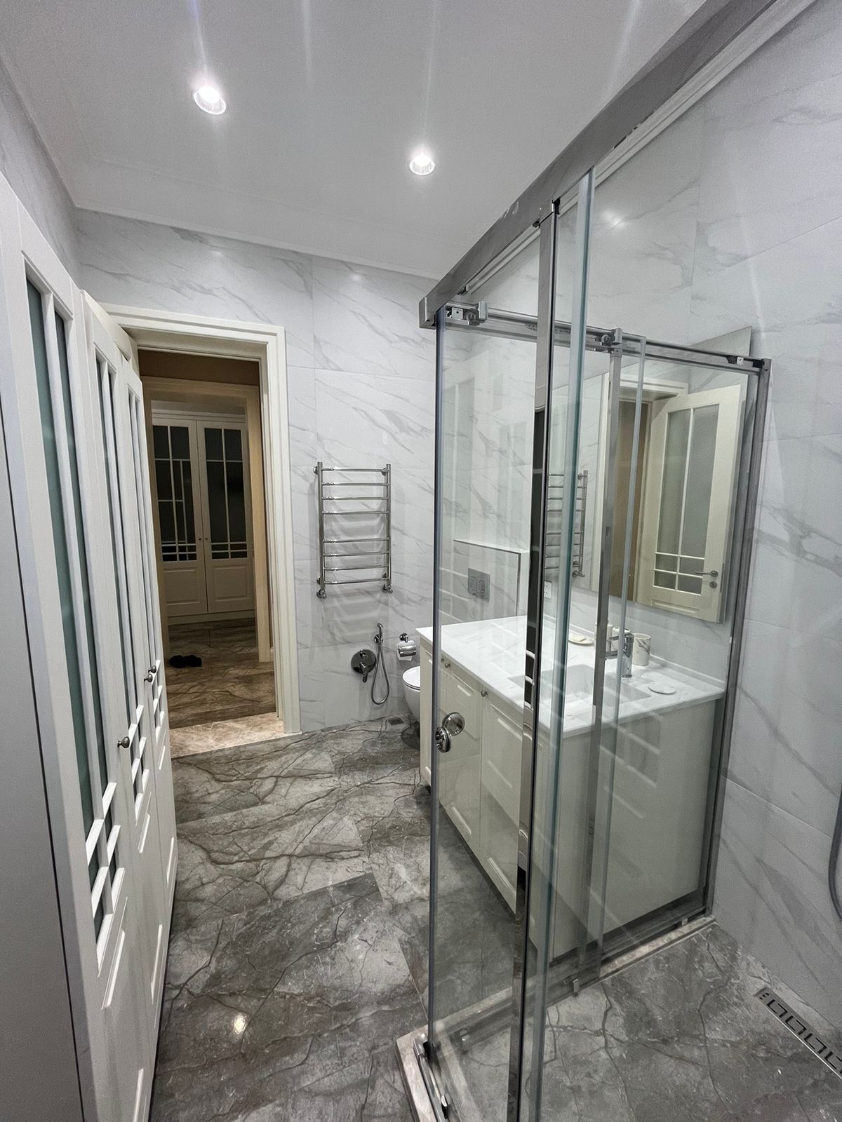 Secador de pelo, toallas, jabón y papel higiénico