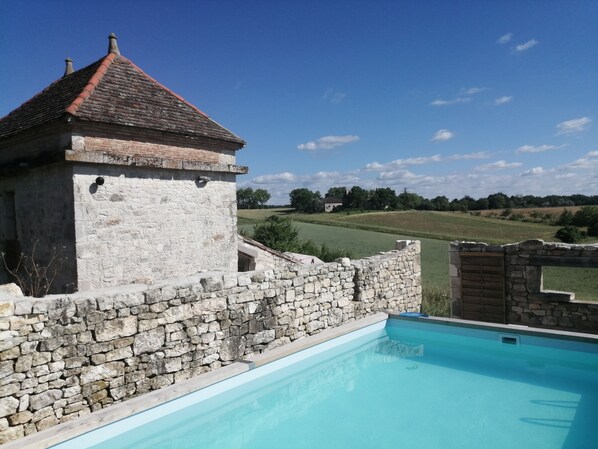 Outdoor pool - Lovely restored farmhouse with spacious rooms and exceptional views (Puylaroque)