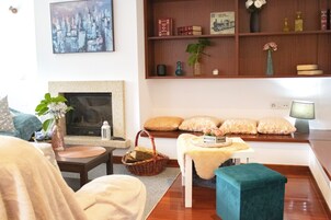 Ático superior, 3 habitaciones, terraza | Zona de estar | Una televisión