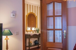 Apartamento, 4 habitaciones | Zona de estar | Una televisión