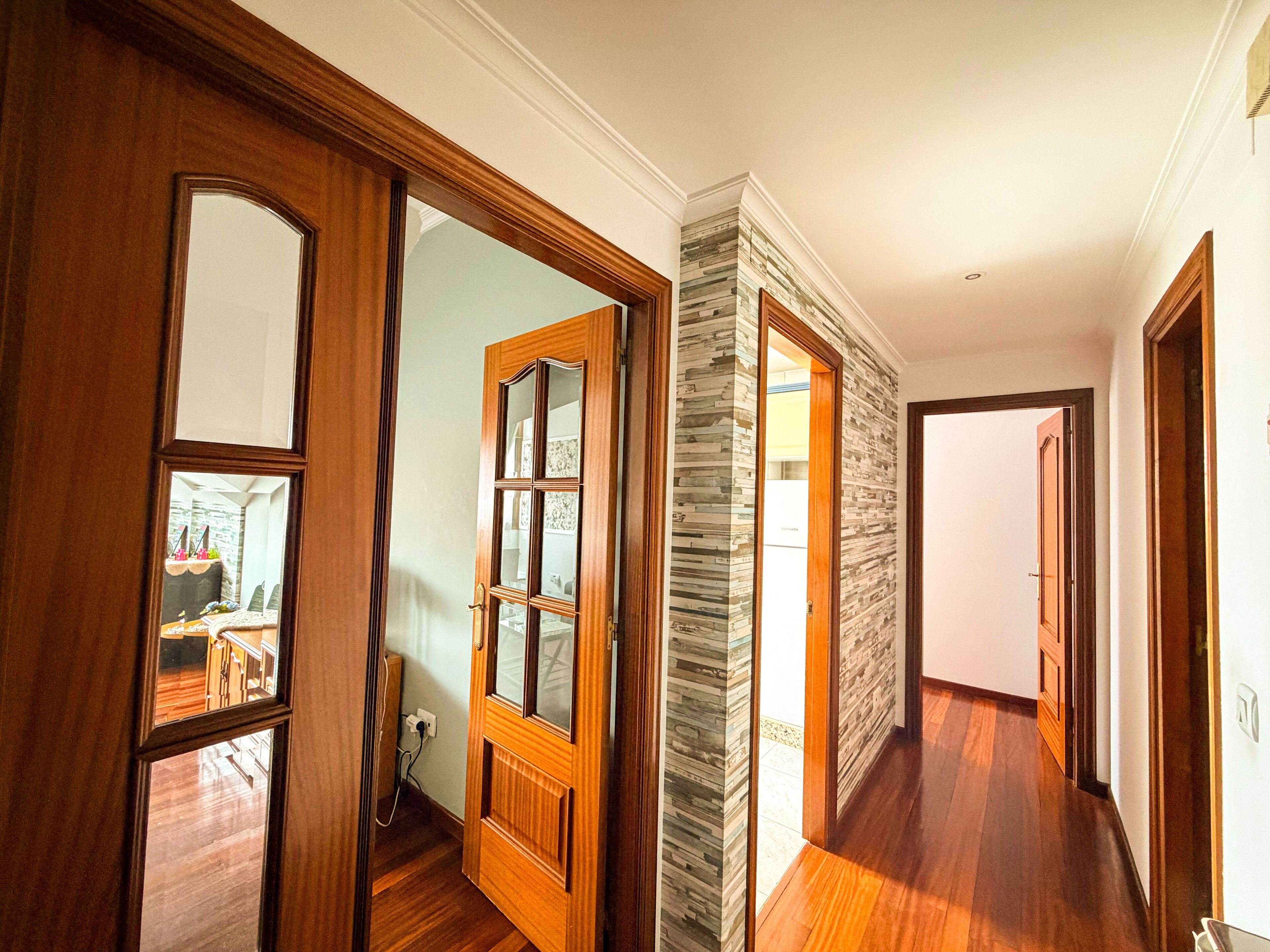Apartamento, 2 habitaciones | Zona de estar | Una televisión