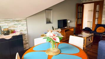 Penthouse, terras | Woonruimte | Een televisie