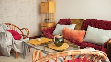 Deluxe penthouse, 2 slaapkamers, terras | Woonruimte | Een televisie
