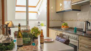 Attico Deluxe, 2 camere da letto, terrazzo | Cucina privata | Frigorifero, microonde, piano cottura, pentole/stoviglie/utensili