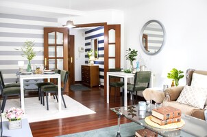 Apartamento, 3 habitaciones | Zona de estar | Una televisión