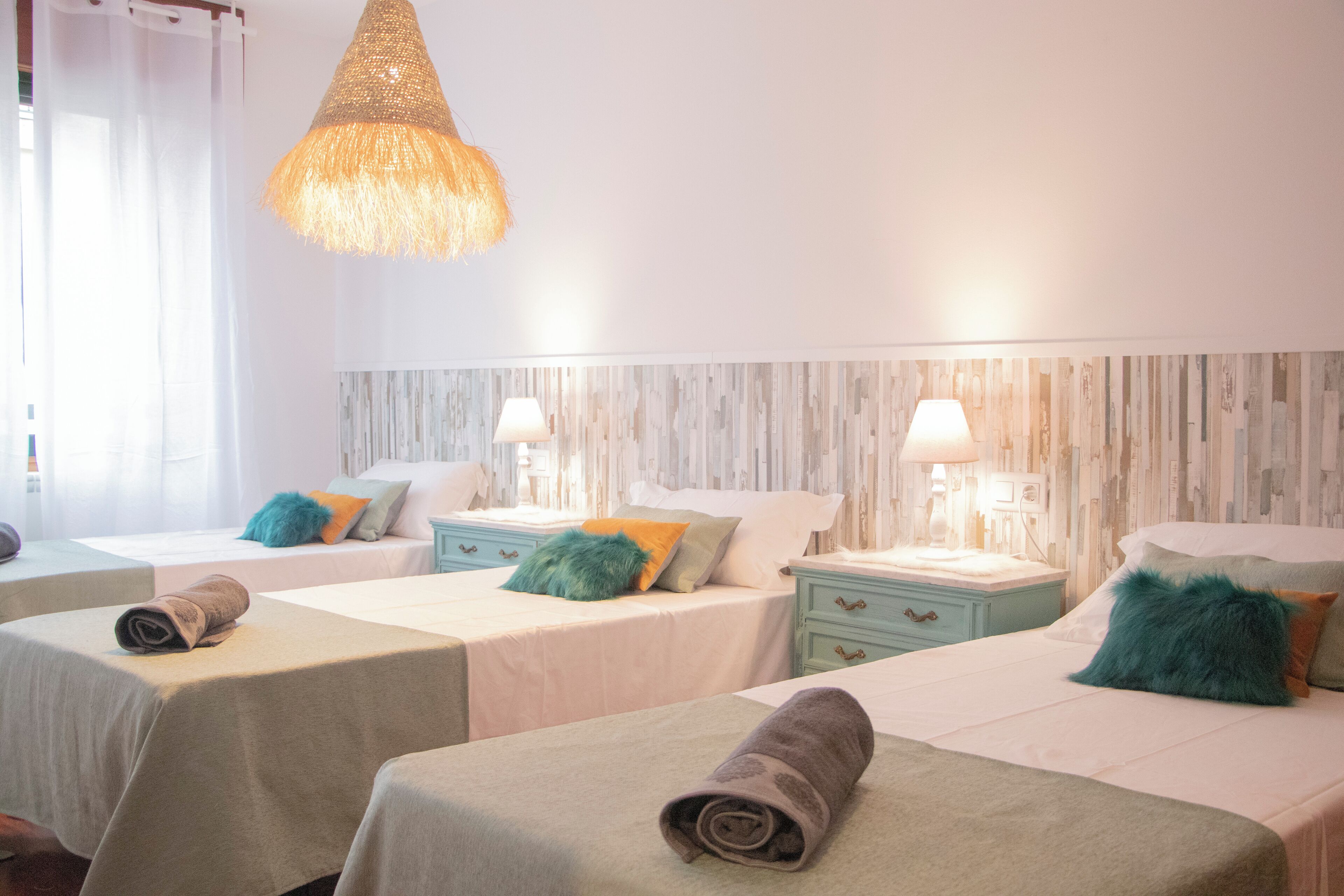 Escritorio y espacio para trabajar con laptop 