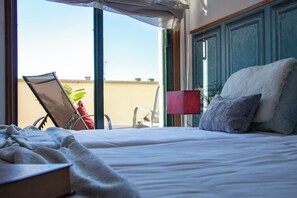 Deluxe-penthouselejlighed - 2 soveværelser - terrasse | Skrivebord, arbejdsområde til bærbare computere, strygejern/strygebræt