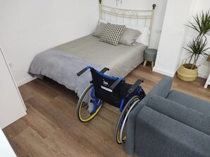 1 habitación, tabla de planchar con plancha, wifi y ropa de cama 