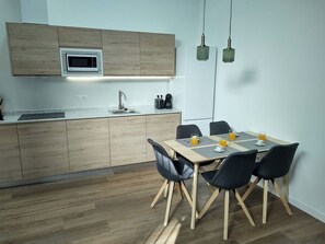 Fridge, microwave, stovetop, dishwasher